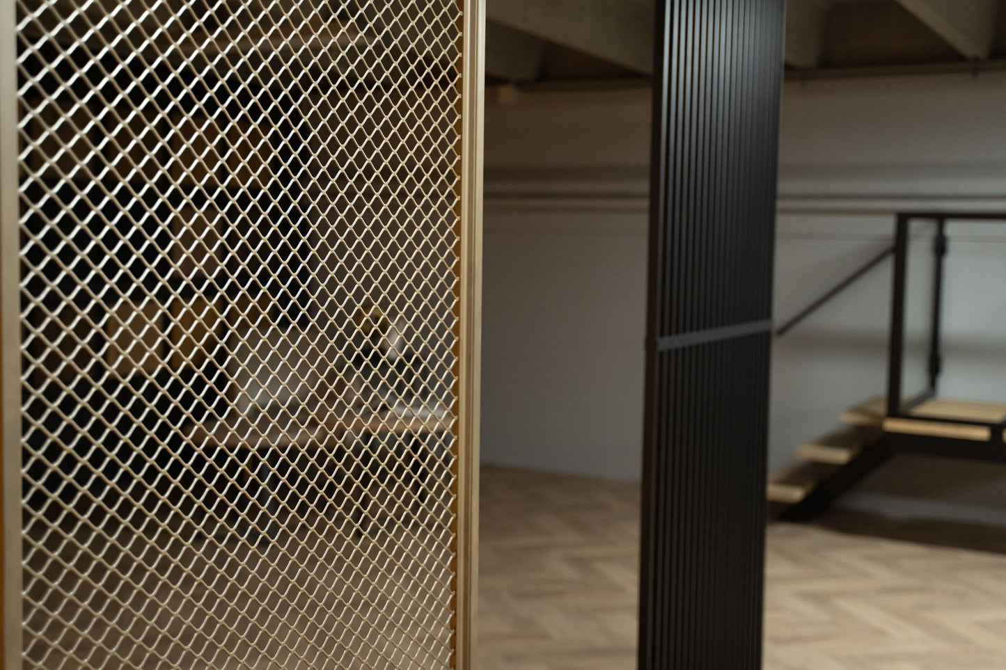 Stalen roomdivider met modern mesh-design, custom made en verkrijgbaar in elke RAL-kleur. Ideaal voor woningen en zakelijke projecten zoals horeca.