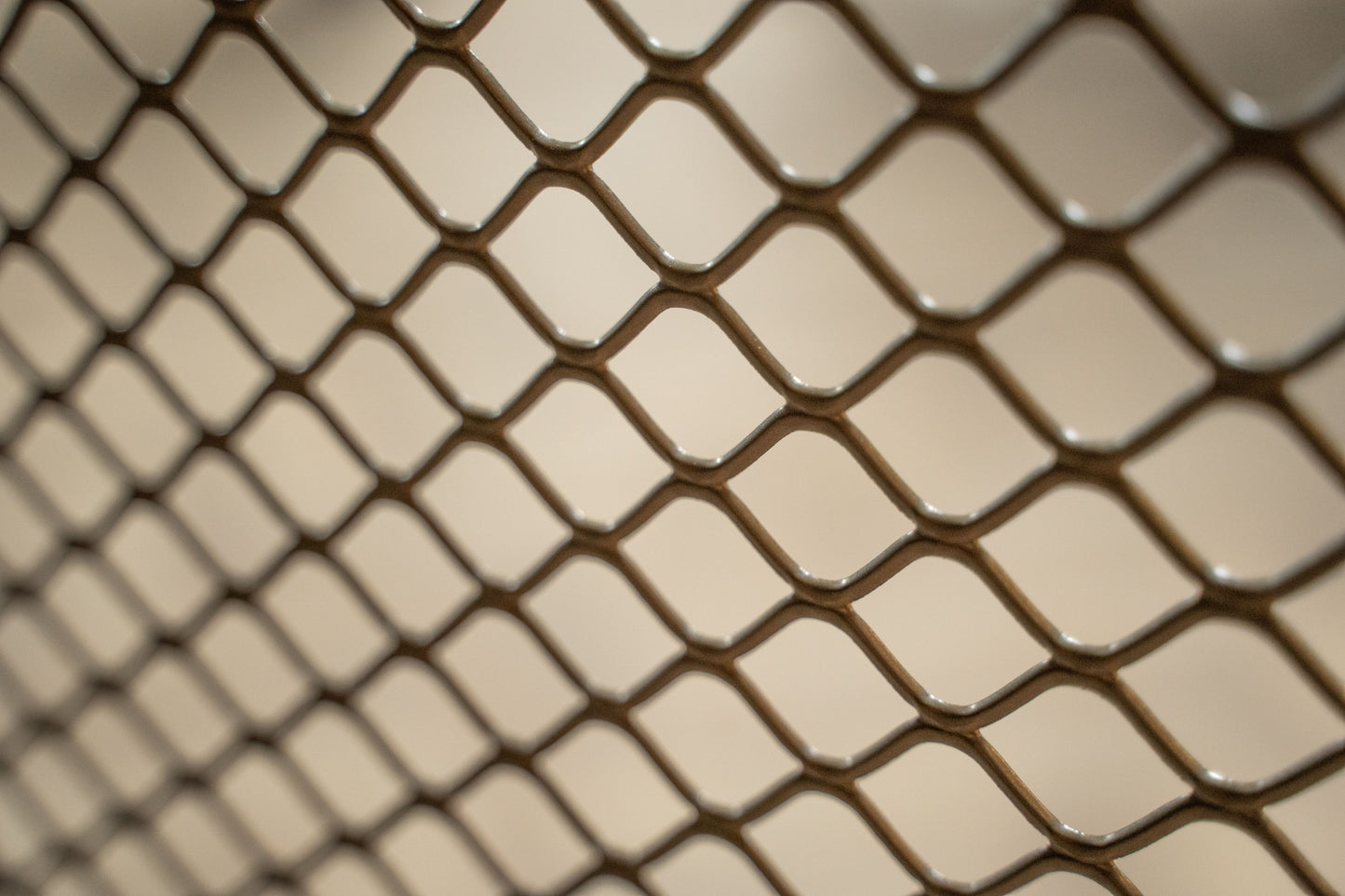 Stalen roomdivider met modern mesh-design, custom made en verkrijgbaar in elke RAL-kleur. Ideaal voor woningen en zakelijke projecten zoals horeca.