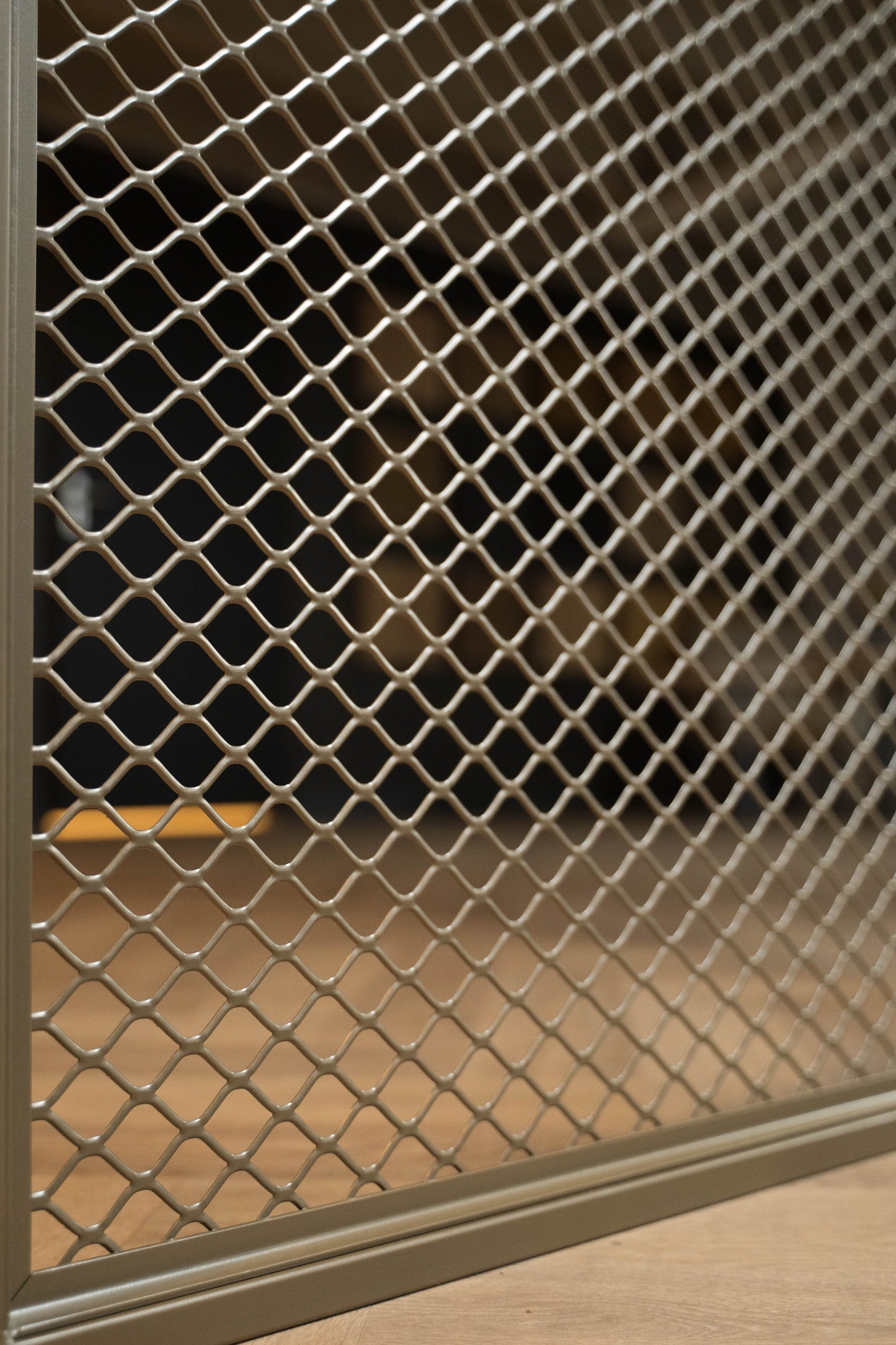 Stalen roomdivider met modern mesh-design, custom made en verkrijgbaar in elke RAL-kleur. Ideaal voor woningen en zakelijke projecten zoals horeca.