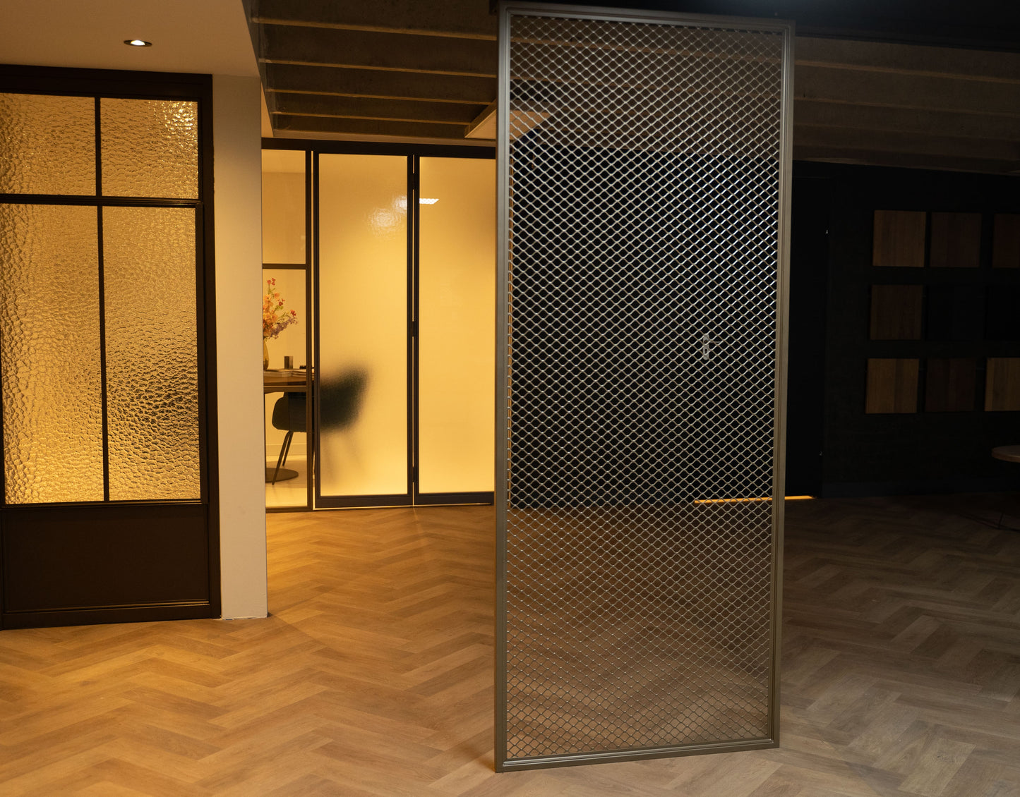 Stalen roomdivider met modern mesh-design, custom made en verkrijgbaar in elke RAL-kleur. Ideaal voor woningen en zakelijke projecten zoals horeca.