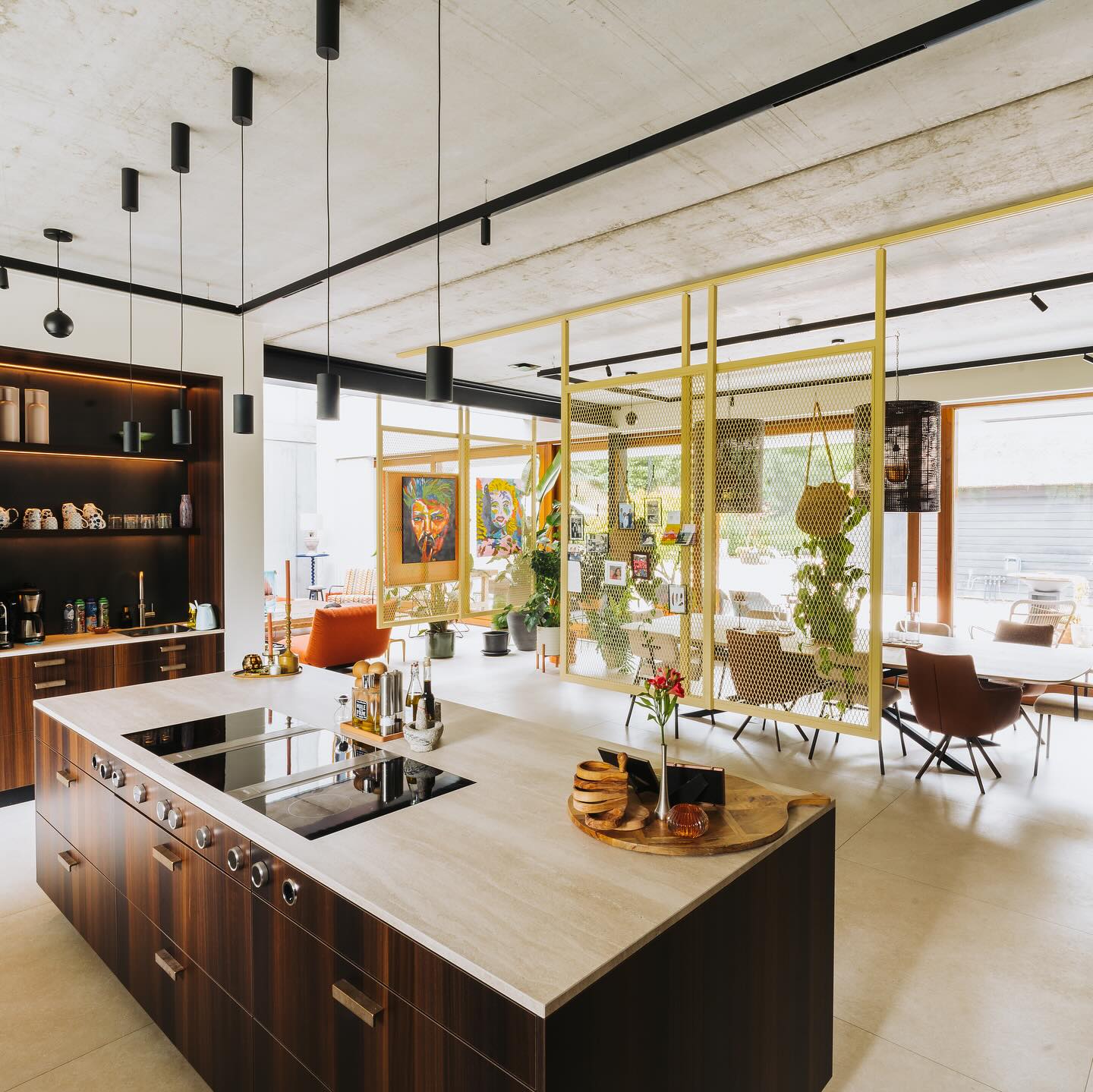 Stalen roomdividers met ruitvormig mesh-ontwerp op rail, afgewerkt in een luxe messing kleur, perfect voor het scheiden van ruimtes in jouw woning