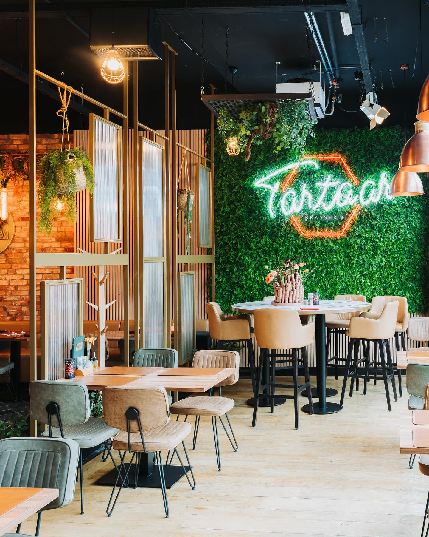 Stalen roomdividers met canuleglas en messing afwerking, uniek ontworpen voor een restaurant, creëren stijlvolle en functionele scheidingen tussen ruimtes.