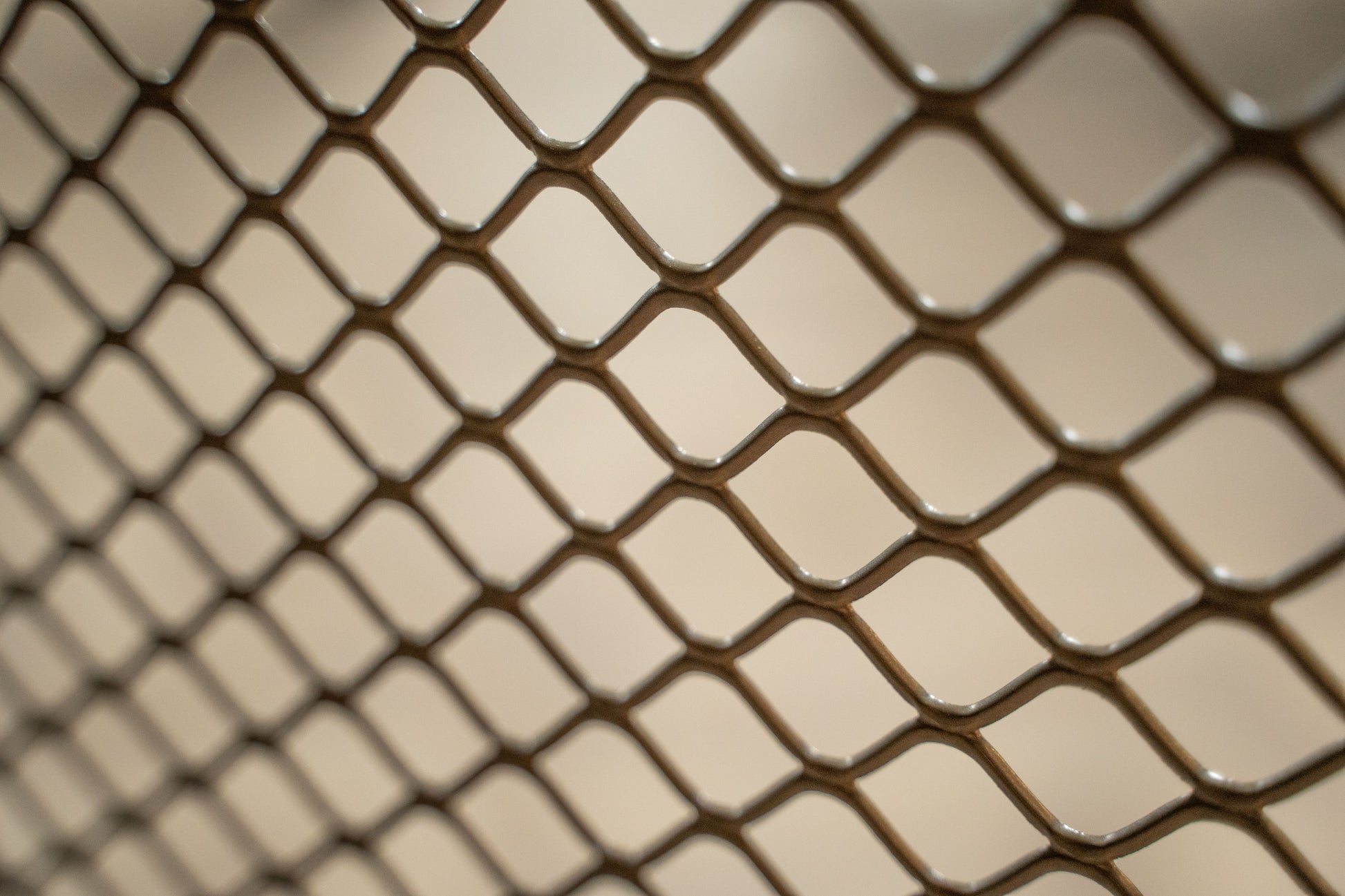 Stalen roomdivider met modern mesh-design, custom made en verkrijgbaar in elke RAL-kleur. Ideaal voor woningen en zakelijke projecten zoals horeca.