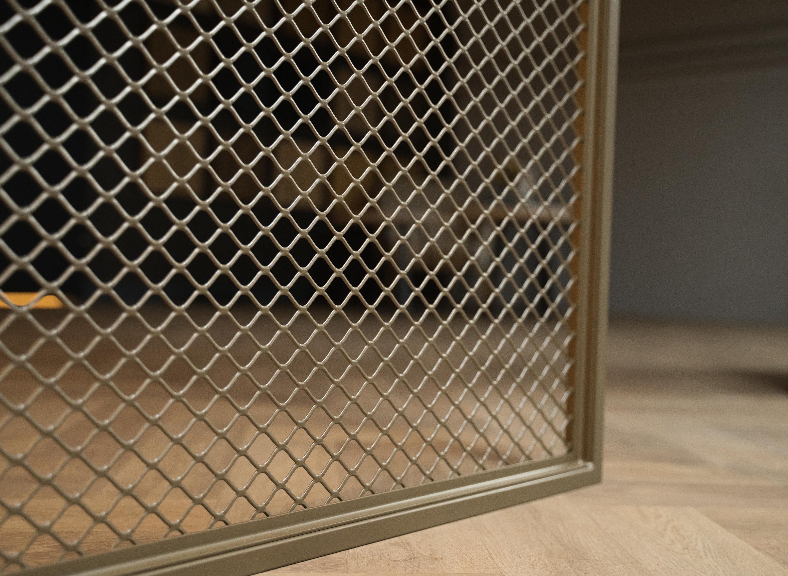 Stalen roomdivider met modern mesh-design, custom made en verkrijgbaar in elke RAL-kleur. Ideaal voor woningen en zakelijke projecten zoals horeca.