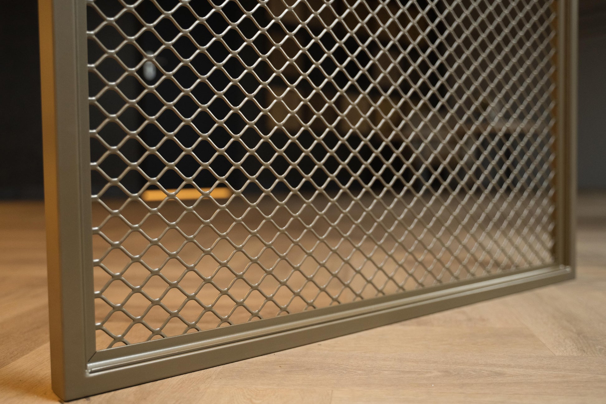 Stalen roomdivider met modern mesh-design, custom made en verkrijgbaar in elke RAL-kleur. Ideaal voor woningen en zakelijke projecten zoals horeca.