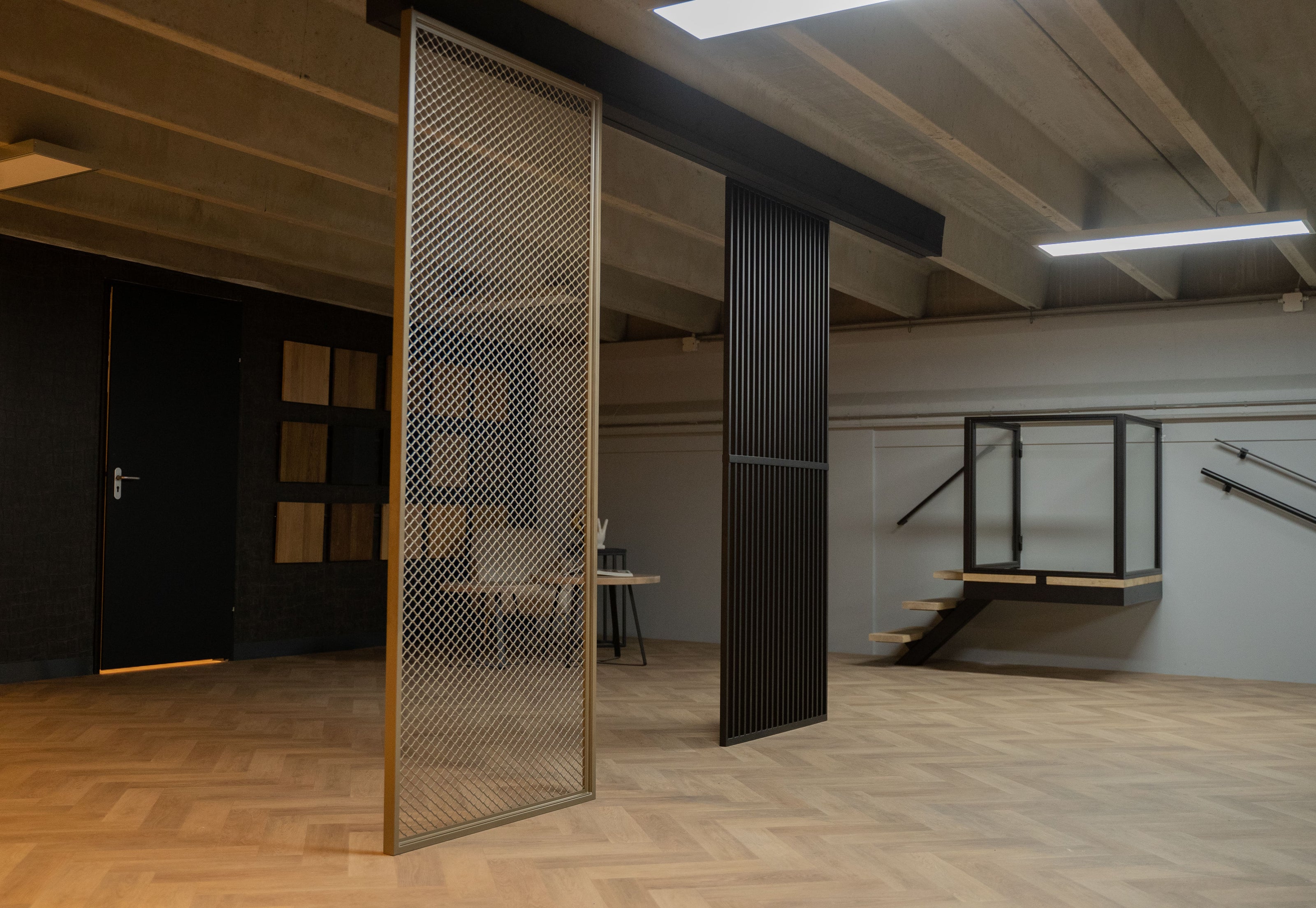Stalen roomdivider met modern mesh-design, custom made en verkrijgbaar in elke RAL-kleur. Ideaal voor woningen en zakelijke projecten zoals horeca.