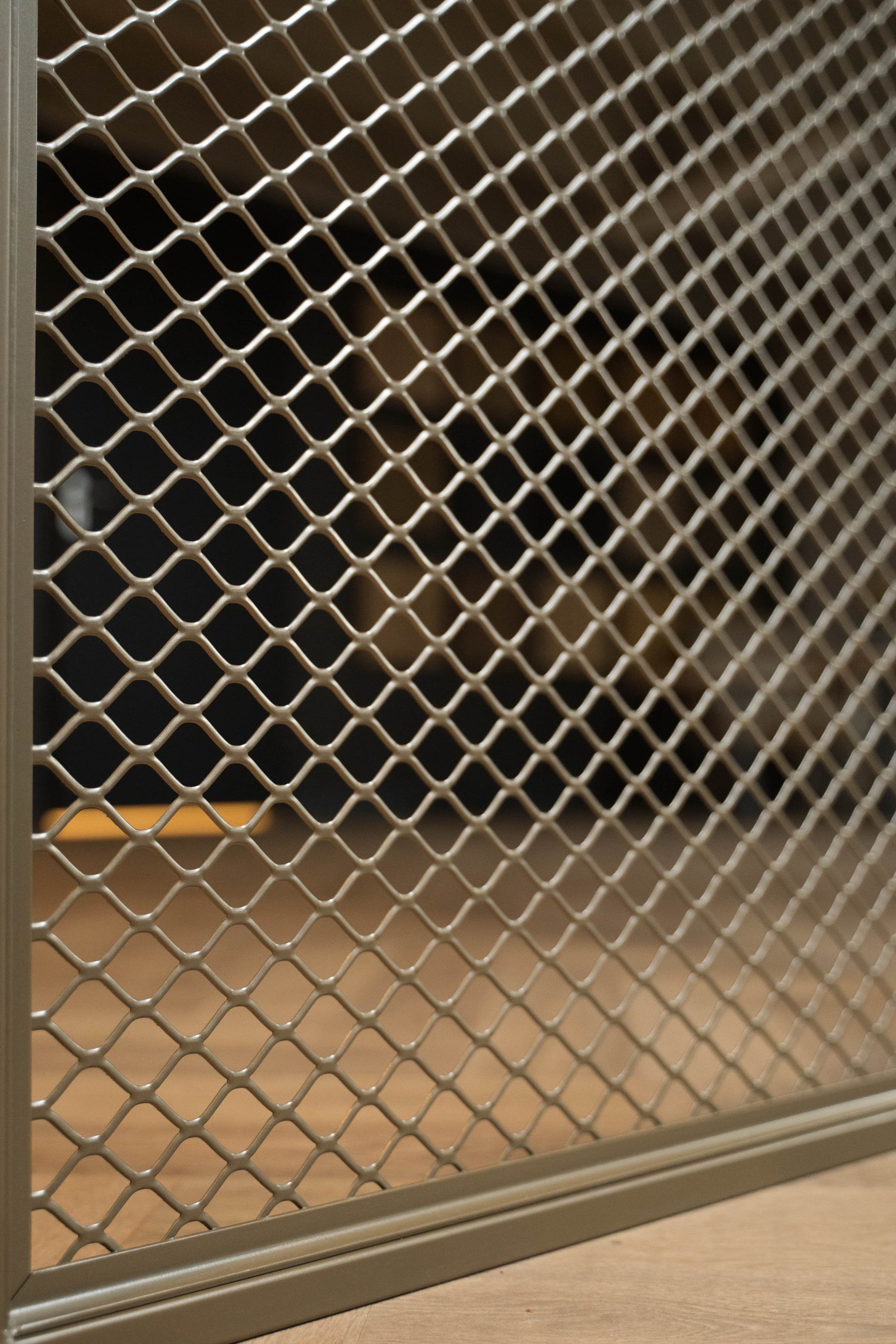 Stalen roomdivider met modern mesh-design, custom made en verkrijgbaar in elke RAL-kleur. Ideaal voor woningen en zakelijke projecten zoals horeca.