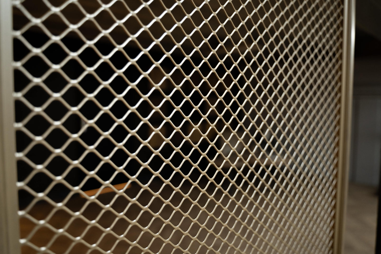 Stalen roomdivider met modern mesh-design, custom made en verkrijgbaar in elke RAL-kleur. Ideaal voor woningen en zakelijke projecten zoals horeca.