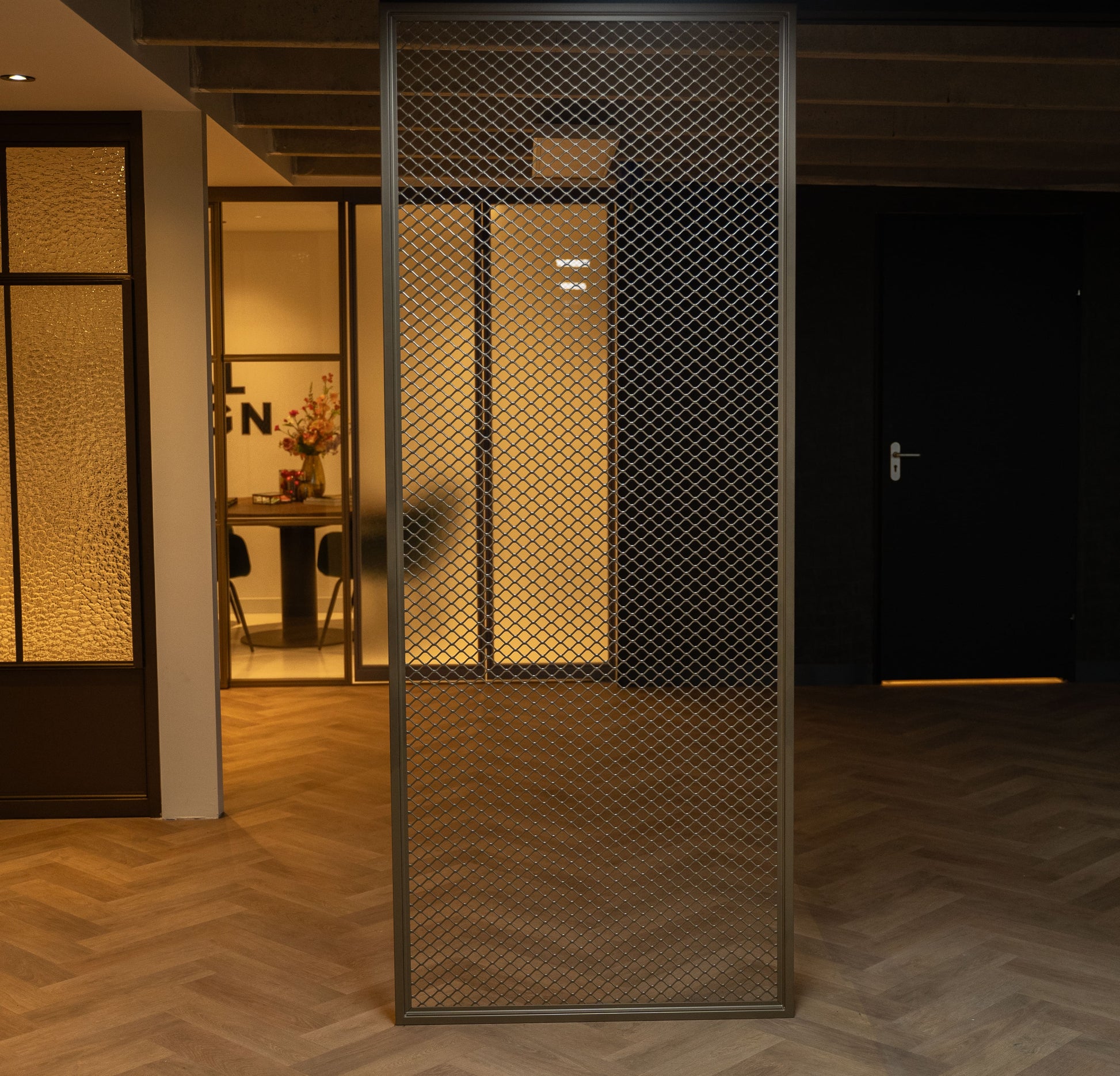Stalen roomdivider met modern mesh-design, custom made en verkrijgbaar in elke RAL-kleur. Ideaal voor woningen en zakelijke projecten zoals horeca.