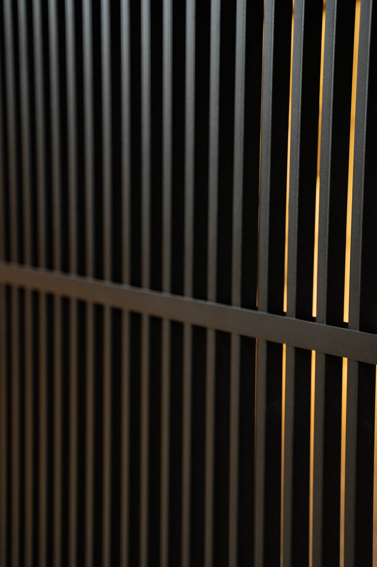 Verticale stalen kokerprofielen vormen een stijlvolle roomdivider, met een strak design dat elegantie en functionaliteit combineert in elk interieur.