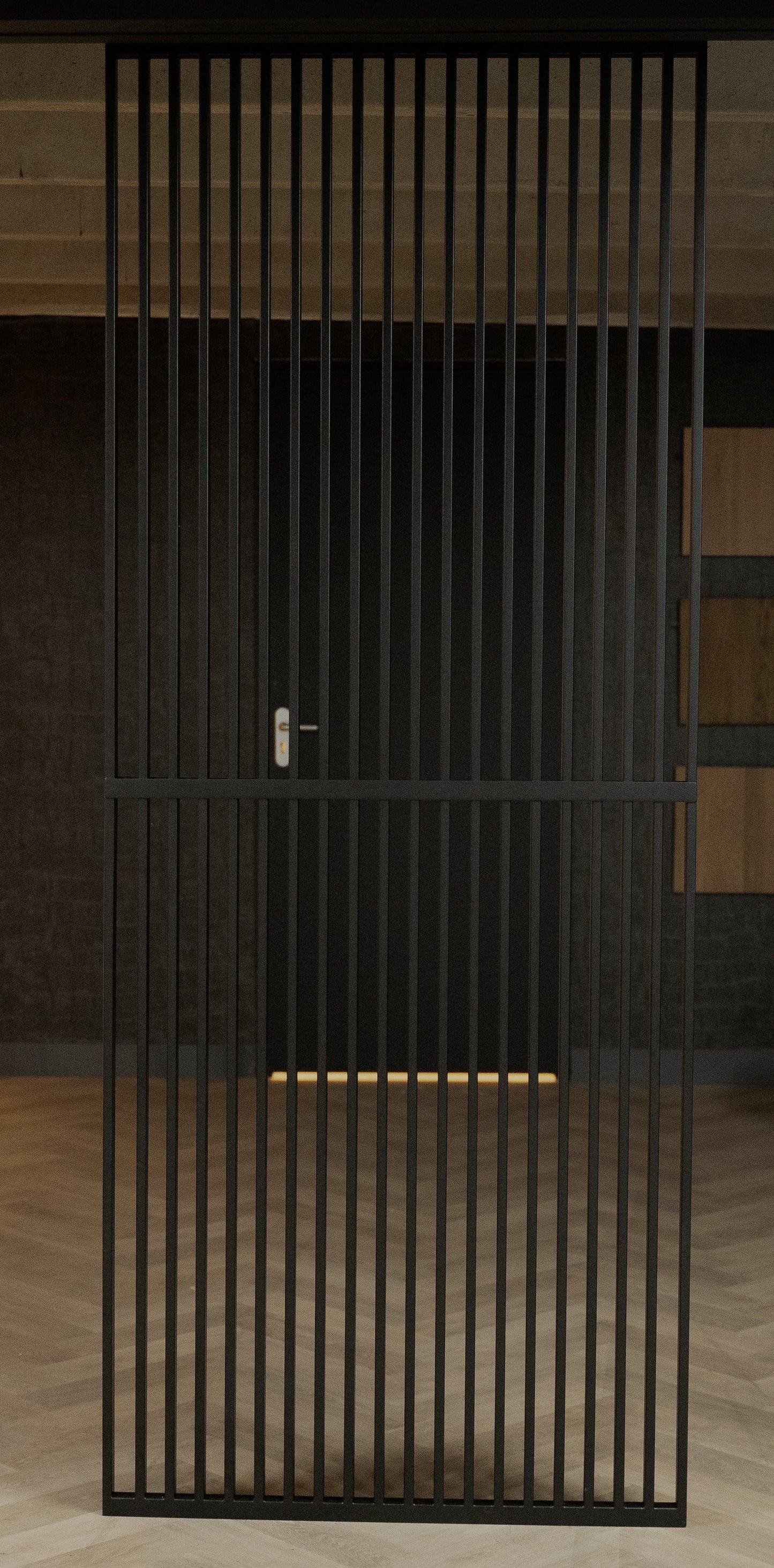 Verticale stalen kokerprofielen vormen een stijlvolle roomdivider, met een strak design dat elegantie en functionaliteit combineert in elk interieur.