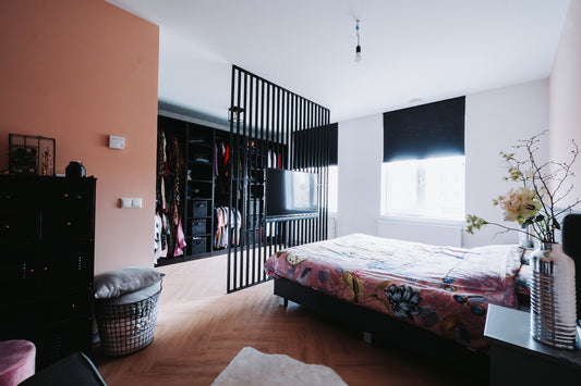 Stalen roomdivider slaapkamer, maatwerk zonder glas. Open ontwerp met verticale profielen, stijlvol en functioneel voor moderne interieurindeling