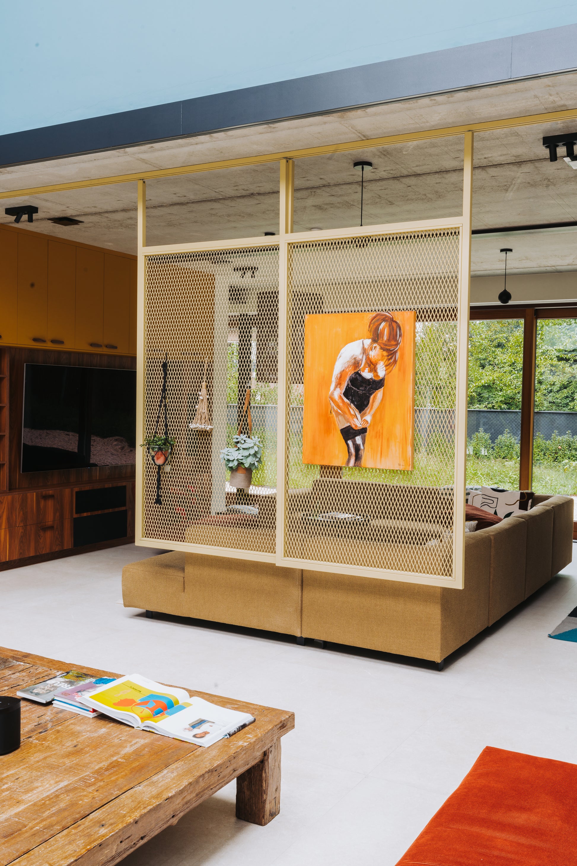 Stalen roomdividers met ruitvormig mesh-ontwerp op rail, afgewerkt in een luxe messing kleur, perfect voor het scheiden van ruimtes in jouw woning