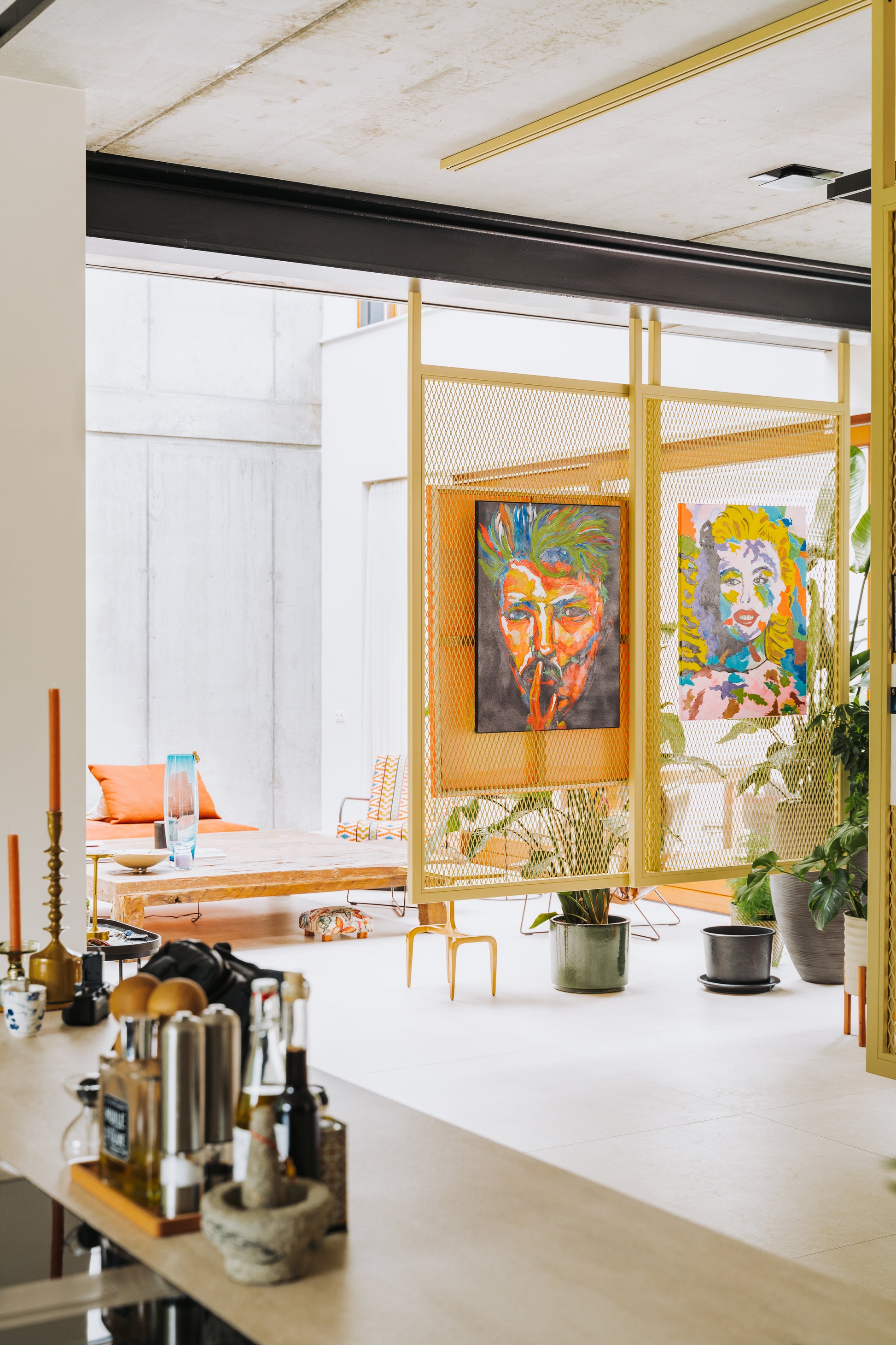 Stalen roomdividers met ruitvormig mesh-ontwerp op rail, afgewerkt in een luxe messing kleur, perfect voor het scheiden van ruimtes in jouw woning