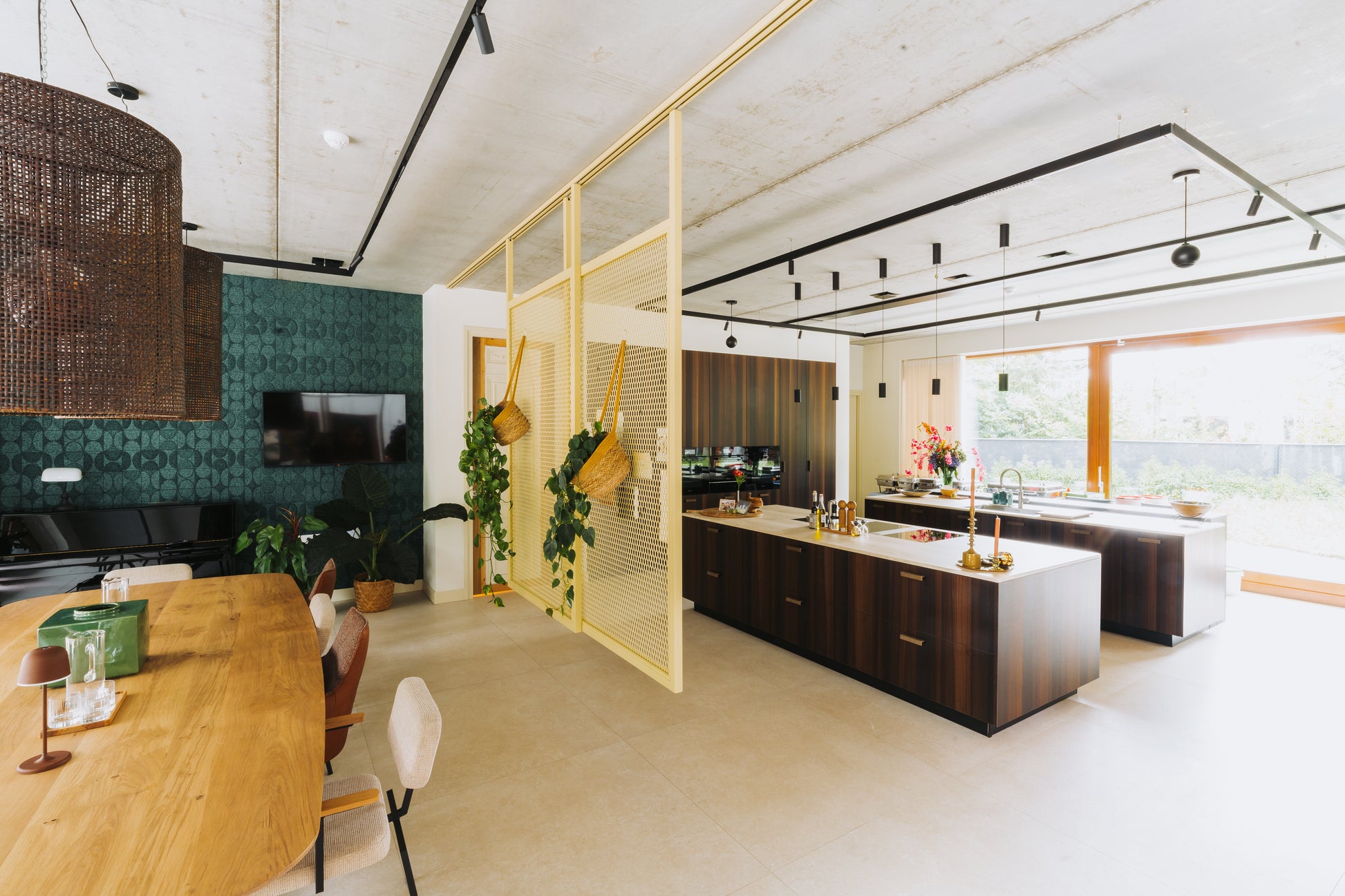 Stalen roomdividers met ruitvormig mesh-ontwerp op rail, afgewerkt in een luxe messing kleur, perfect voor het scheiden van ruimtes in jouw woning